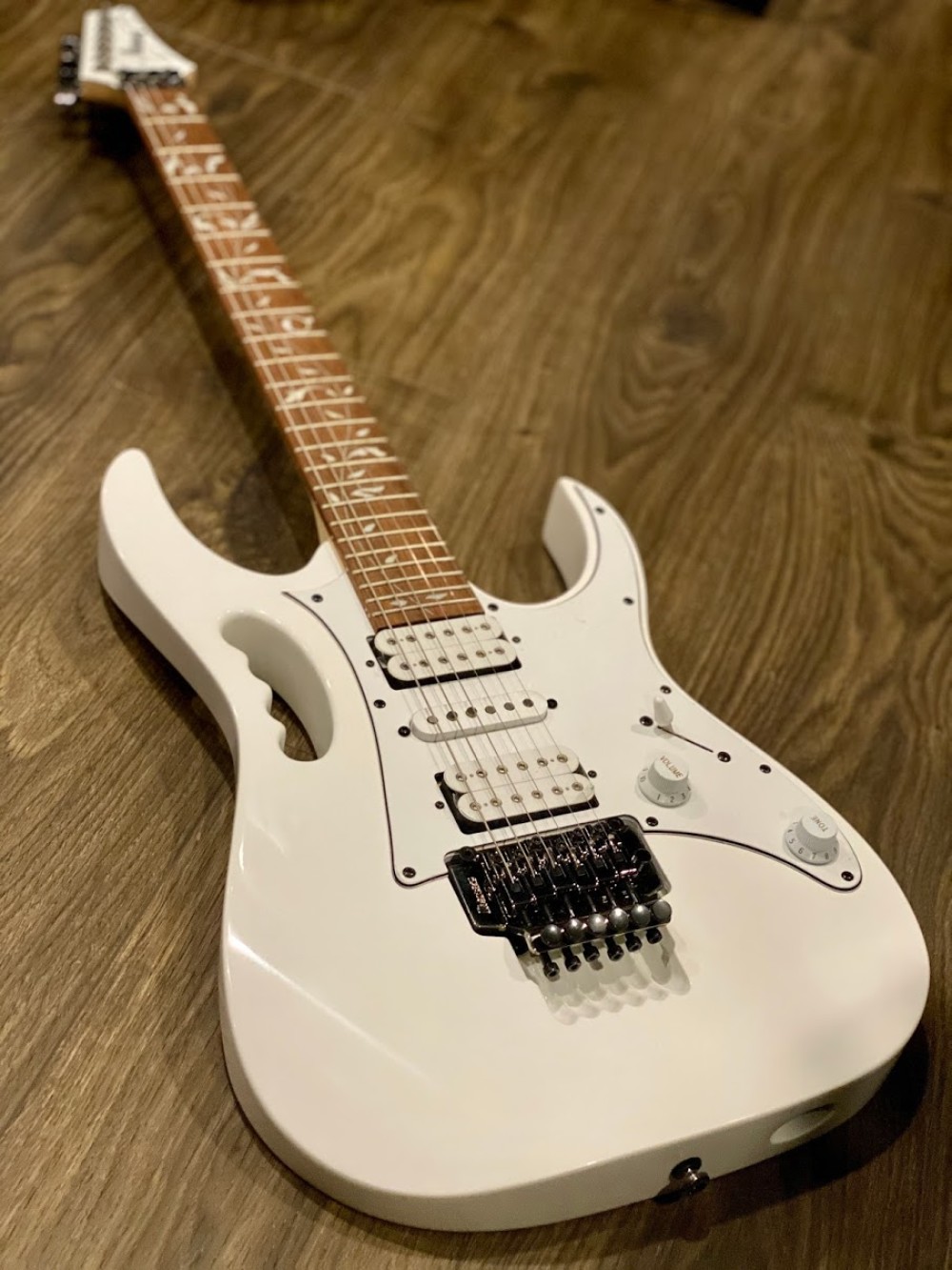 Ibanez Steve Vai JEM-JR in White